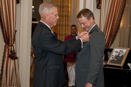 “Lt. Dan” Gary Sinise becomes newest honorary Marine