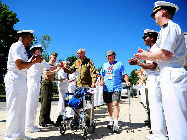 Emotional welcome for World War II veterans returning on Honor Flight Emotional welcome for World War II veterans returning on Honor Flight